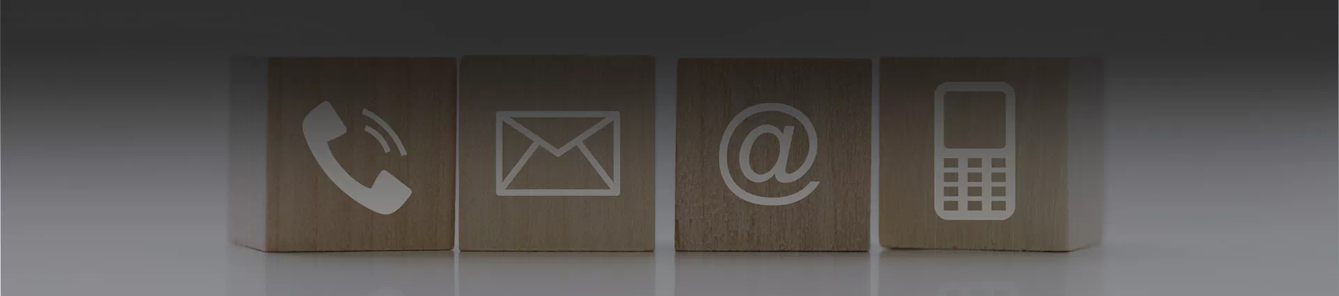 kostki z ikonami telefonu i maila